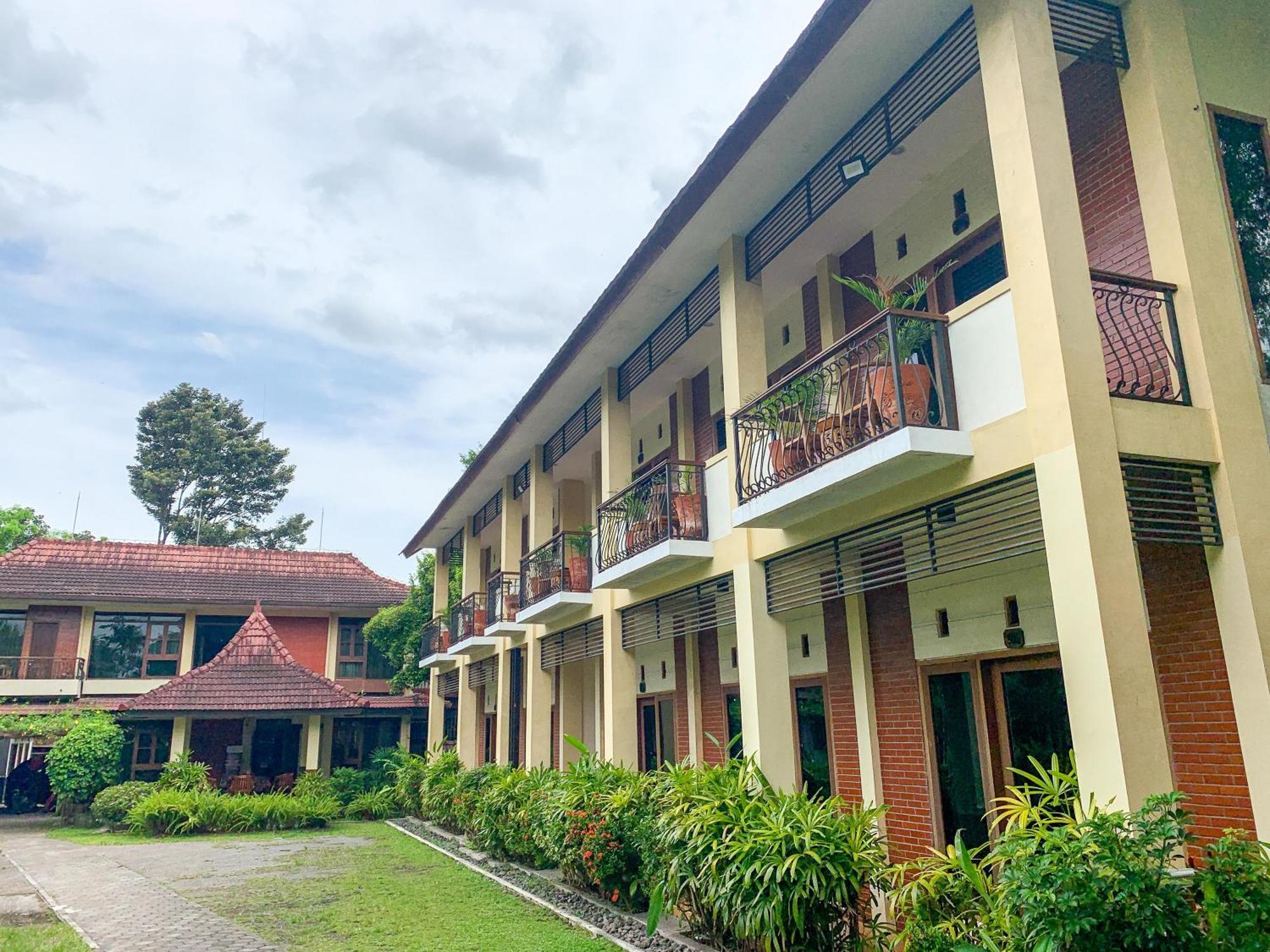 Urbanview Sasono Putro Condoongcatur By Reddoorz Kejayan Exterior foto