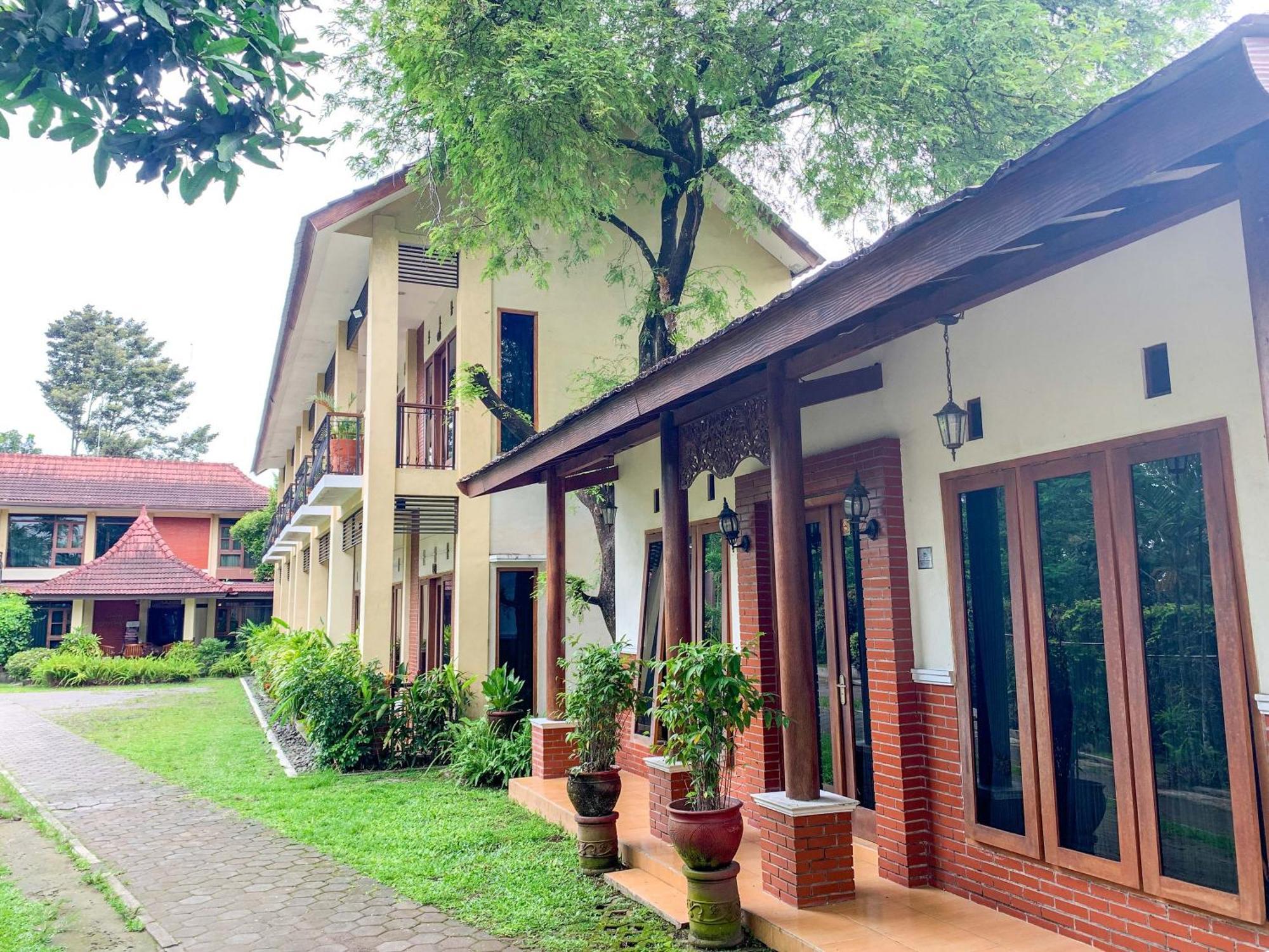 Urbanview Sasono Putro Condoongcatur By Reddoorz Kejayan Exterior foto